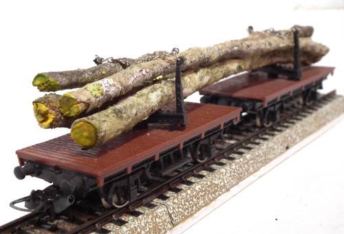 LIMA HO: Vintage Unmarked Twin Car + Log Load in  Good used un-boxed condition(Italy)