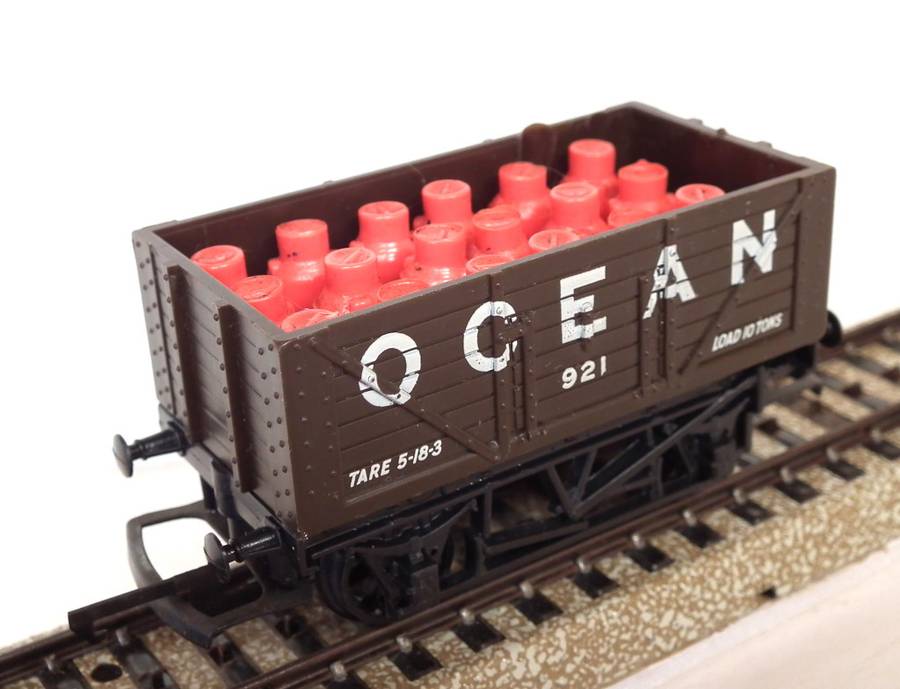 HORNBY OO:  English Freight Car with Milk Can Load in Good Un-boxed condition(England)