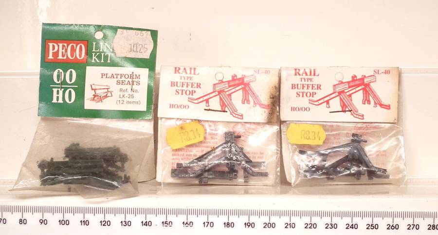 PECO  HO:  1x  Packet of 12 Platform Benches +2x  Track Ends Buffer Stops in Good Packaged Condition