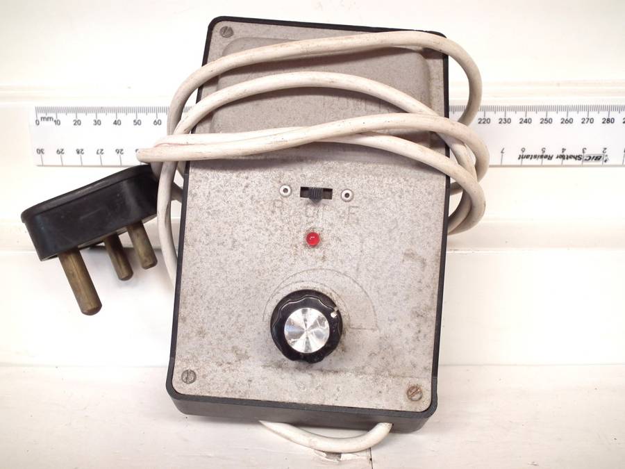 CSE POWER SUPPLY: Old School 12VDC Analogue Power Supply in good un-boxed condition(Italy)