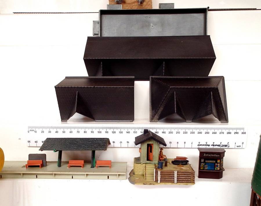 SCENERY HO: Bits and Pieces of Scenery Items in Scrap Condition For Parts Only