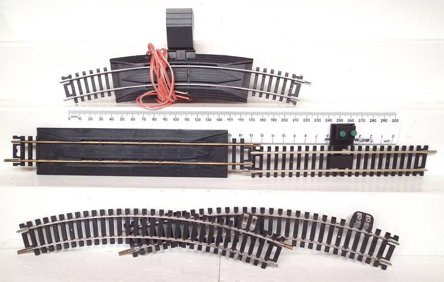 LIMA HO:  5pc Mixed Power Metal/Nickel Silver/Brass Track in Fair Used and Boxed Condition.