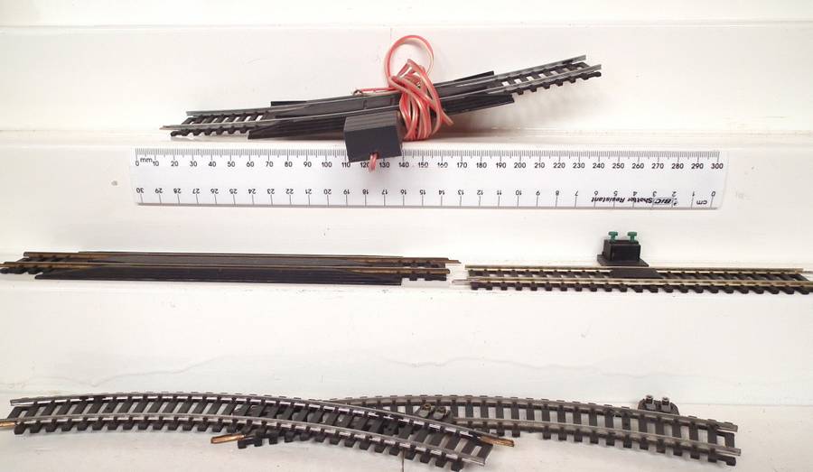 LIMA HO:  5pc Mixed Power Metal/Nickel Silver/Brass Track in Fair Used and Boxed Condition.