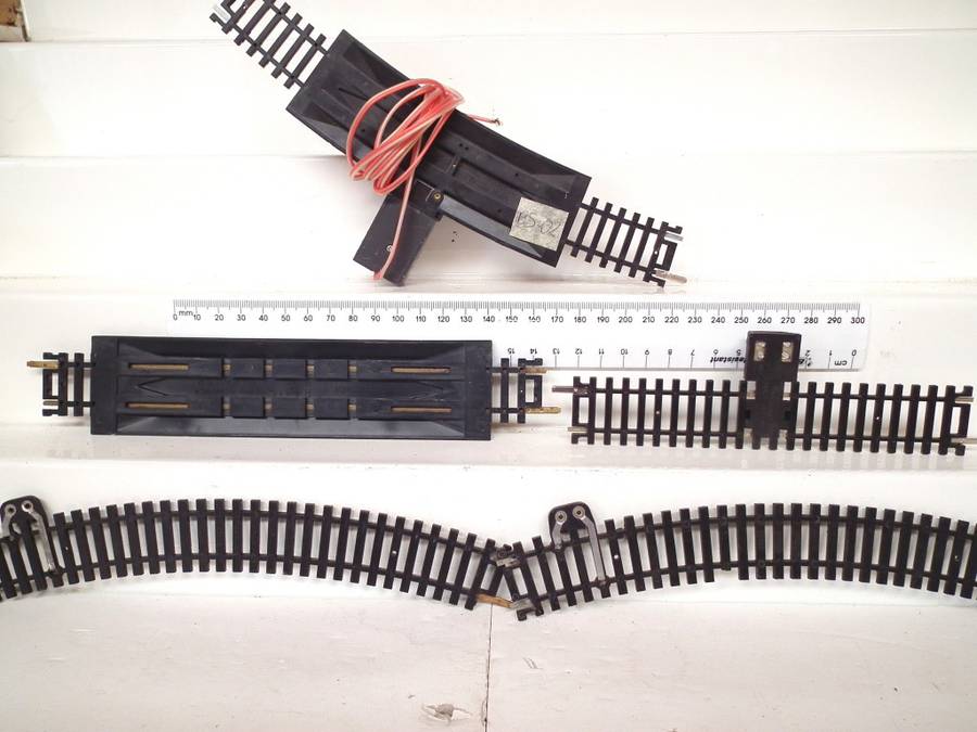LIMA HO:  5pc Mixed Power Metal/Nickel Silver/Brass Track in Fair Used and Boxed Condition.