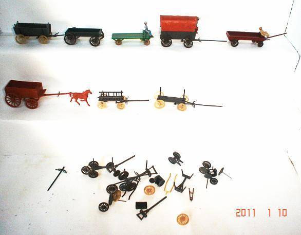 CRAZY R5 AUCTION: AMERICAN HO WAGONS: 8 piece plastic wagons plus spares