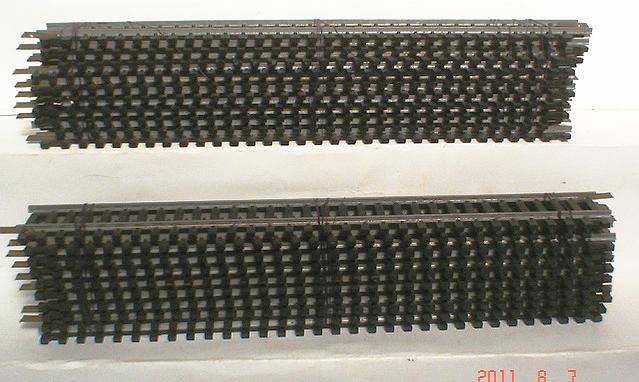 HO LIMA TRACK: 20pc; Strait track in a fair condition. (Made in Italy)
