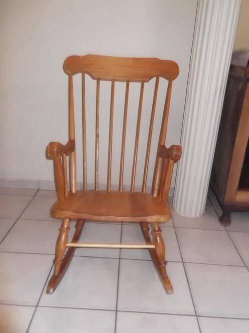 LOVELY WOODEN WINDSOR STYLE ROCKING CHAIR (WOOD LOOKS LIKE OAK BUT NOT SURE???)