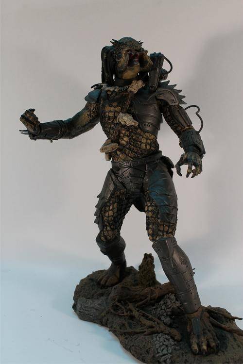 MCFARLANE  -  PREDATOR - 12-INCH