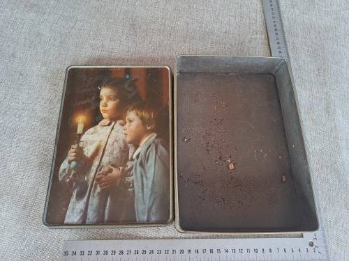 Biscuit tin - children painting