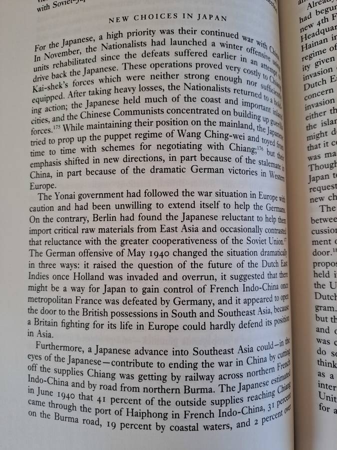 A World At Arms - A Global History of World War II - Gerhard L. Weinberg