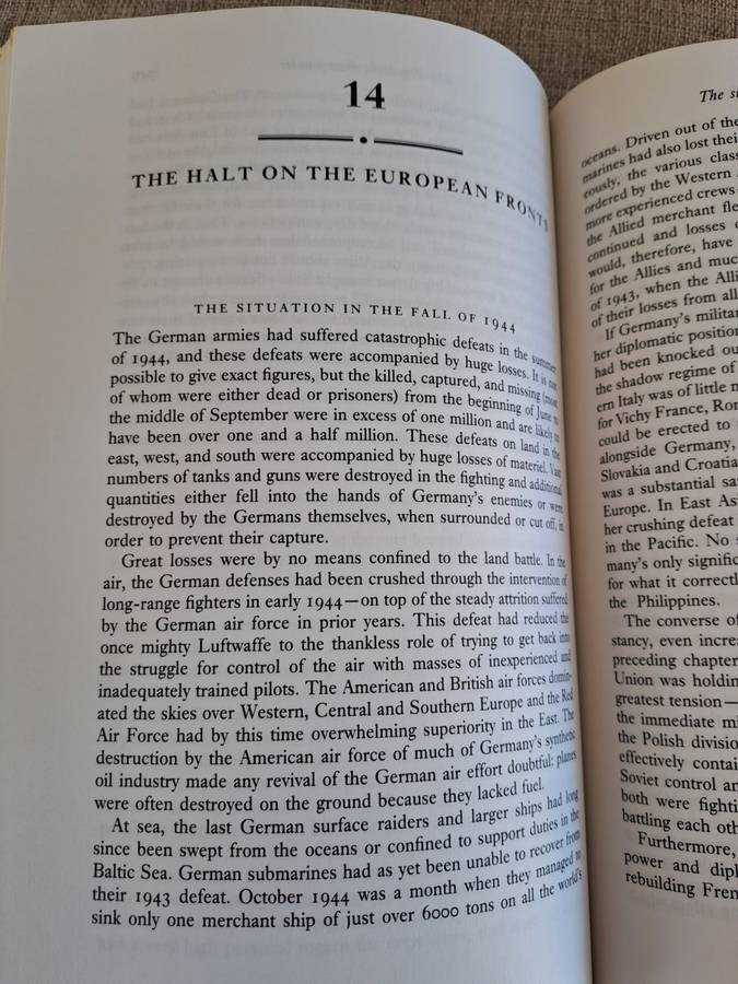 A World At Arms - A Global History of World War II - Gerhard L. Weinberg
