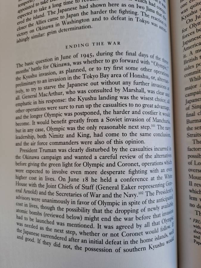 A World At Arms - A Global History of World War II - Gerhard L. Weinberg