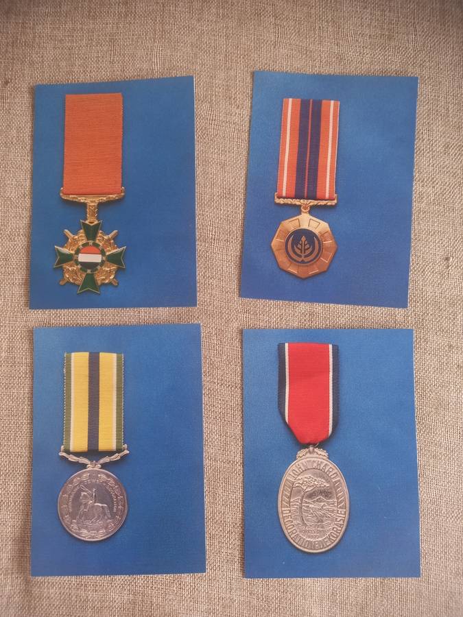Medal postcards x 4 ( Honoris Crux / Pro Patria / De Wet and John Chard )