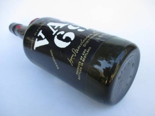 VINTAGE VAT69 WHISKEY BOTTLE STILL SEALED (BAR)