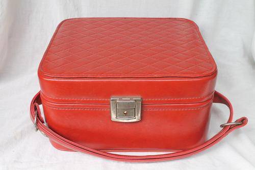 VINTAGE VANITY SUITE CASE