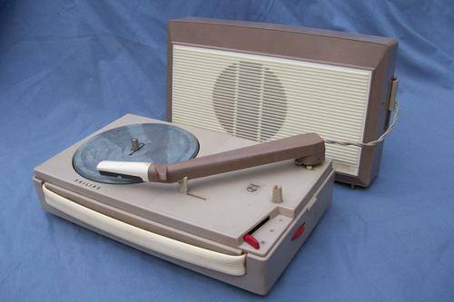 VINTAGE/RETRO MINI PHILIPS TURN TABLE/RECORD PLAYER R1 AUCTION