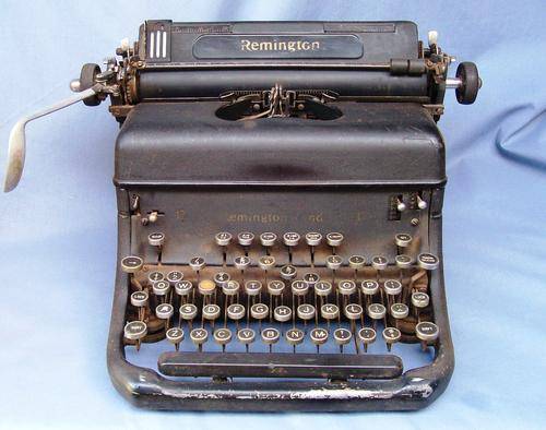 VINTAGE REMMINTON TYPING MACHINE