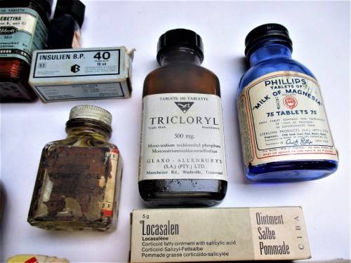 VINTAGE MEDICAL BOTTLE LOT (NTBT)