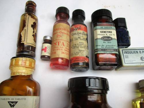 VINTAGE MEDICAL BOTTLE LOT (NTBT)