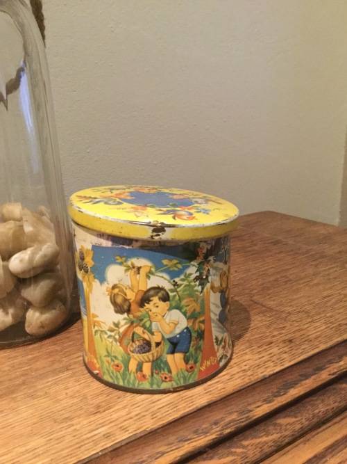 VINTAGE BLUE BIRD CONFECTIONERY TIN DEPICTING THE 4 SEASON