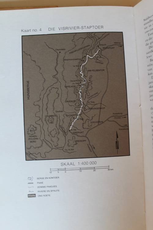 MET RUGSAK EN STEWELS - Louis Changuion