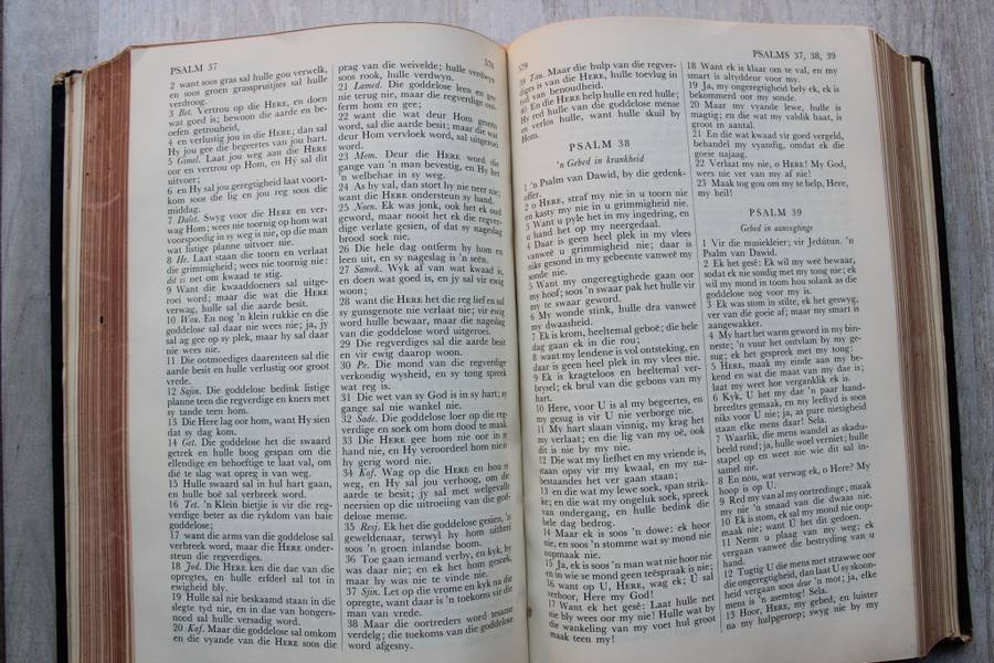 DIE AFRIKAANSE FAMILIEBYBEL - uitgegee in 1953 - GOEIE TOESTAND - BYBEL