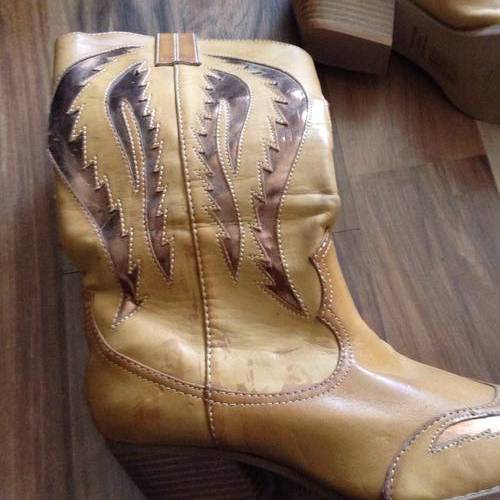 Stunning gold ladies cowboy boots