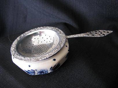 BLUE DELFT BOWL WITH THE ORIGINAL TEA STRAINER MARKED ELWEZETTA HOLLAND