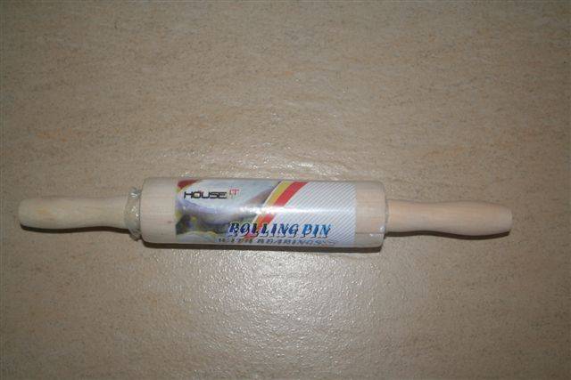 Wooden Kids rolling pin, 4cm thick. 13.5 cm long, perfect for a chef party