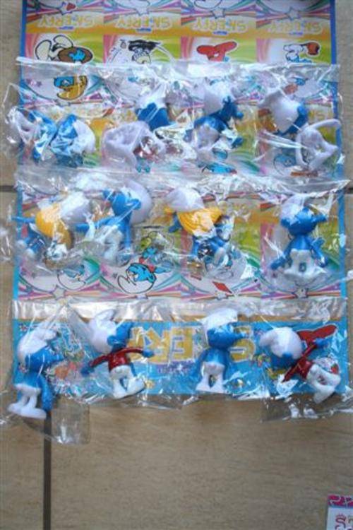 12 Individually packed Smurfs 7.5 cm, perfect for party gifts or cake toppers