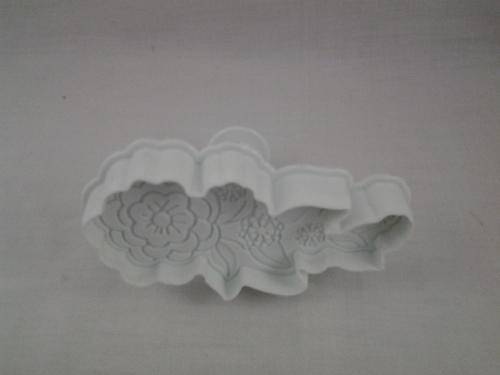 Fondant flower border plunger cutter
