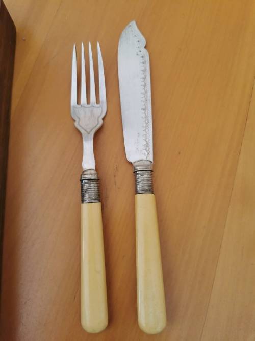 Silver plated fish cutlery