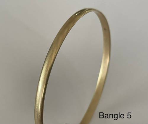 9CT SOLID GOLD BANGLE - 4mm WIDE and 62mm O/D  8.24 GRAMS - (BANG05)