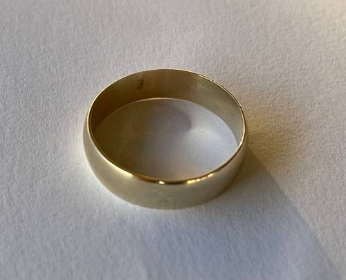 9ct (375) Yellow Gold 6mm Mens Wedding Band/Ring - Size +/-23mm O/D and 21mm I/D and Weighs 3.90g