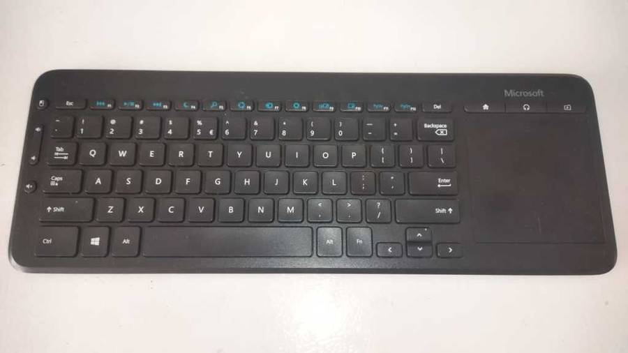 Intel NUC 8 Rugged NUC8CHK (64 GB emmc / 4 GB ram) + Microsoft All-in-One Wireless Media Keyboard