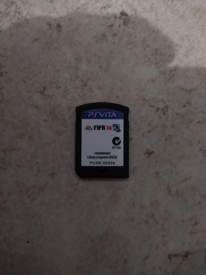 Playstation Vita (3G / Wifi) +  FIFA 14 + Charger