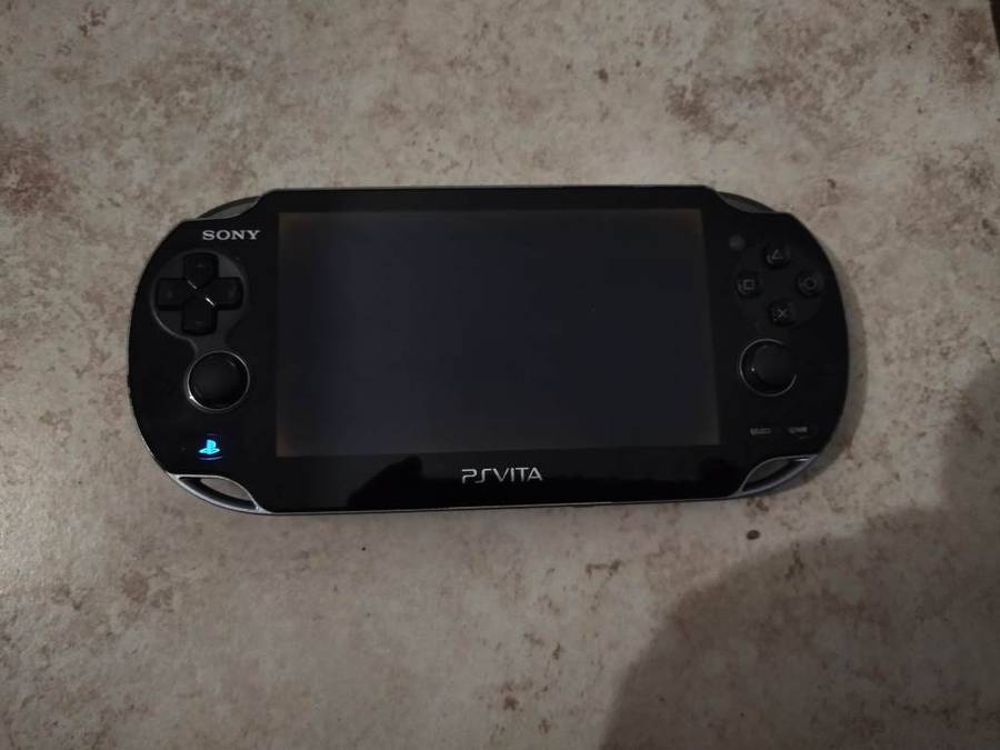 Playstation Vita (3G / Wifi) +  FIFA 14 + Charger