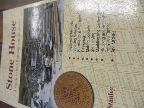 TOMM STANLEY -  STONE HOUSES - GUIDE TO SELF-BUILDING WITH SLIPFORMS -  ILLUS SOFTBACK 2003 ED