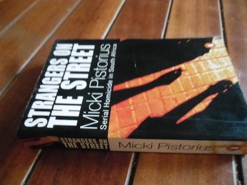 MICKI PISTORIUS - STRANGERS  ON THE STREET - HOMICIDE SOUTH AFRICA PENGUIN 2003 ILLUS. SOFTBACK ED.