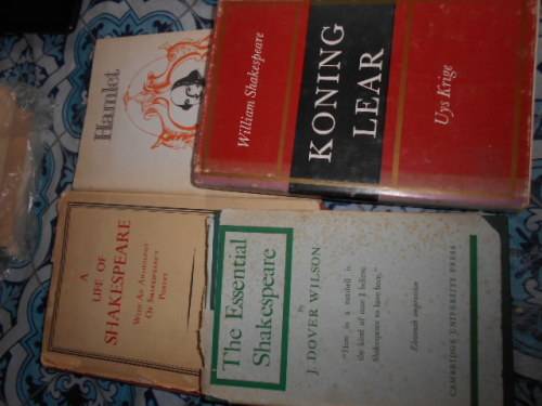4 SHAKESPEARE BOOKS - HAMLET, THE ESSENTIAL SHAKESPEARE, LIFE OF SHAKESPEARE, KONING LEAR