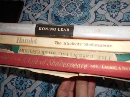 4 SHAKESPEARE BOOKS - HAMLET, THE ESSENTIAL SHAKESPEARE, LIFE OF SHAKESPEARE, KONING LEAR