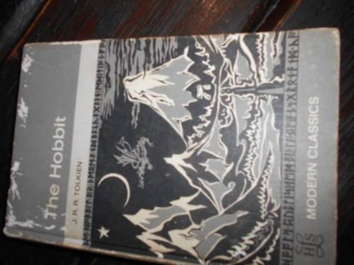 JRR TOLKIEN - THE HOBBIT - MODERN CLASSICS - HERITAGE OF LITERATURE SERIES NO 88 - 1969 ED LONGMANS.
