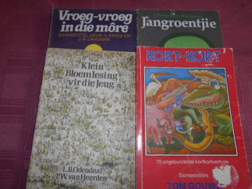 4  STORIE BOEKE SAGTEBANDE  1 JANGROENTJIE 2. VROEG IN MORE, 3 BLOEMLESING and  4. KORT-KORT