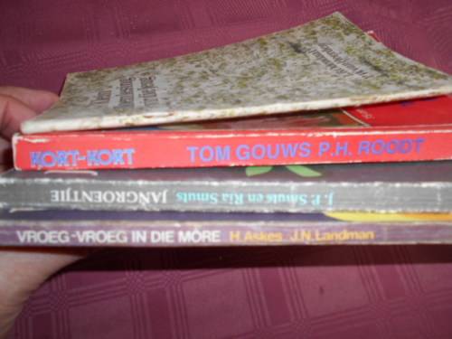 4  STORIE BOEKE SAGTEBANDE  1 JANGROENTJIE 2. VROEG IN MORE, 3 BLOEMLESING and  4. KORT-KORT