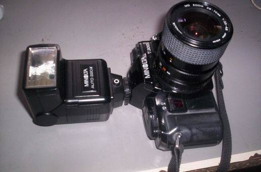 MINOLTA CAMERA LENS AND FLASH