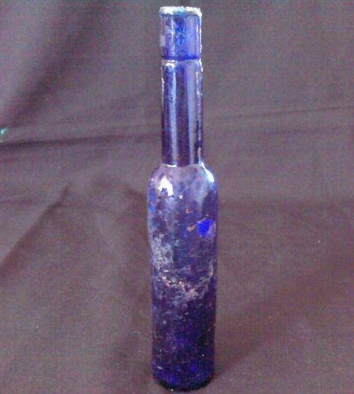 A SMALL COBALT BLUE GLASS BOTTLE (2)