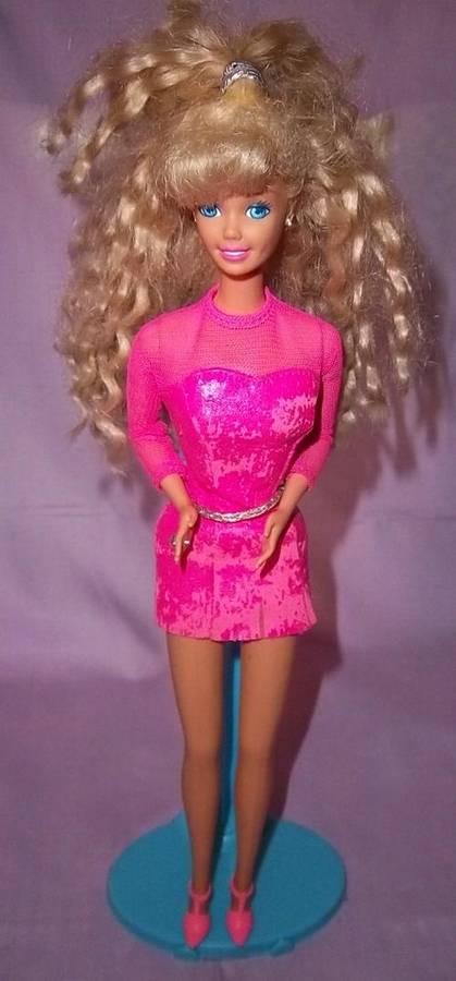A STUNNING BARBIE BY MATTEL WITH ALL HER ORIGINAL ACCESSORIES