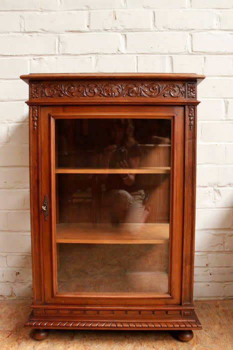 Renaissance Display cabinet in Walnut