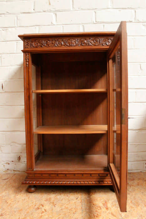Renaissance Display cabinet in Walnut