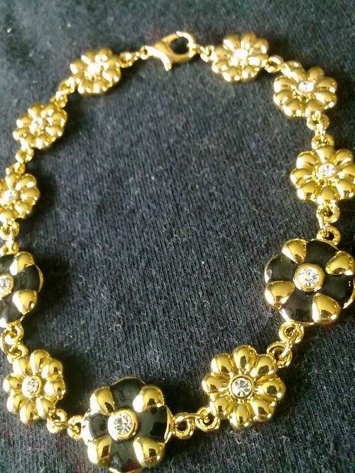 GORGEOUS GOLD FLOWER SIM DIAMANTE BRACELET 15MM WIDE
